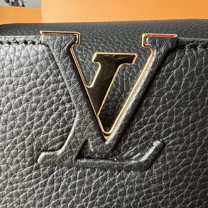 Сумка Louis Vuitton Capucines