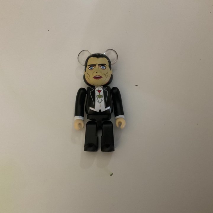 Bearbrick Дракула