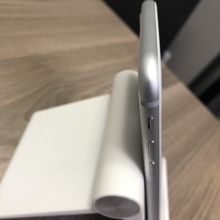 Смартфон iPhone 8 silver 64 Gb