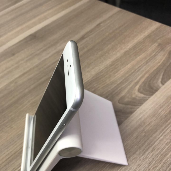 Смартфон iPhone 8 silver 64 Gb