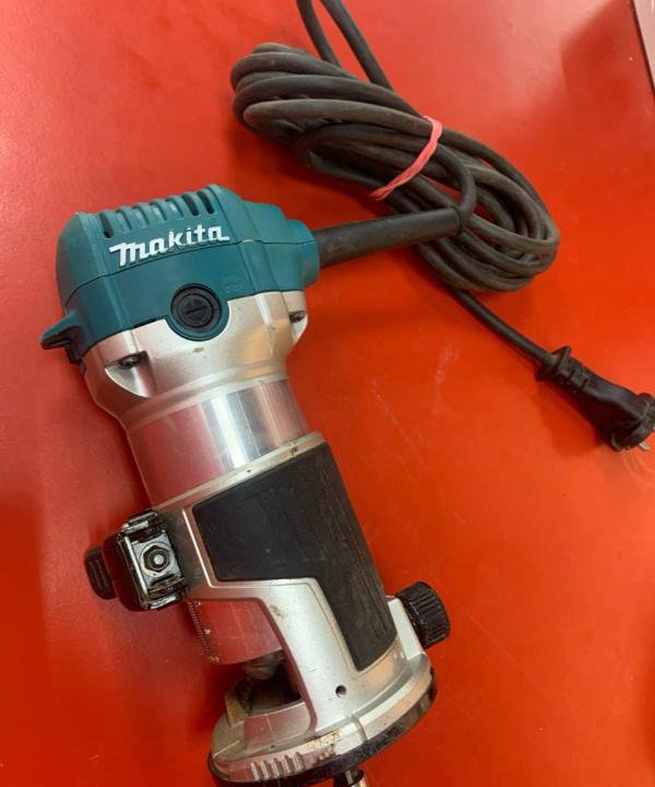 Фрезер Makita rt0700с