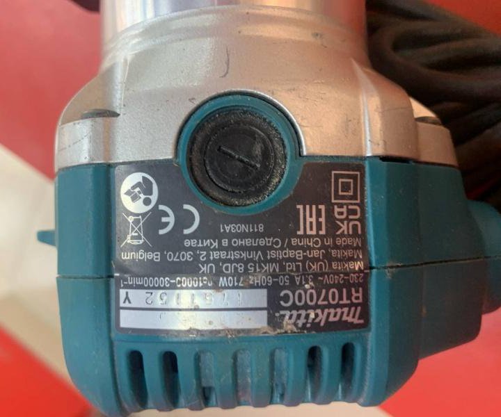 Фрезер Makita rt0700с