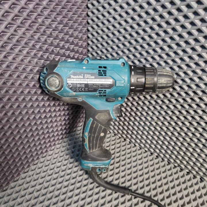 Шуруповёрт сетевой Makita DF0300