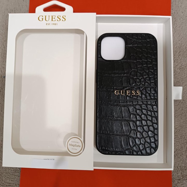 Чехол Guess для iPhone 13.