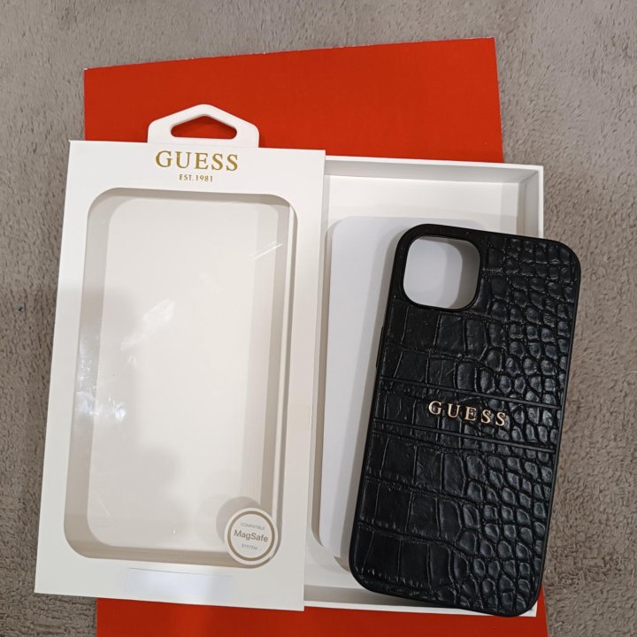 Чехол Guess для iPhone 13.