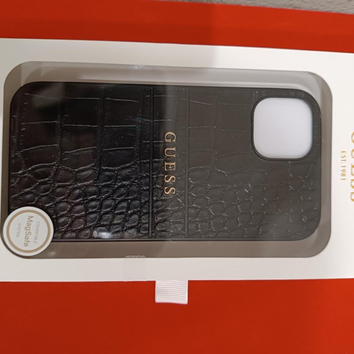 Чехол Guess для iPhone 13.