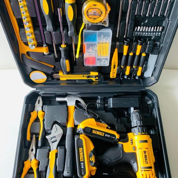 Шуруповерт DeWALT с большим набором инструментов