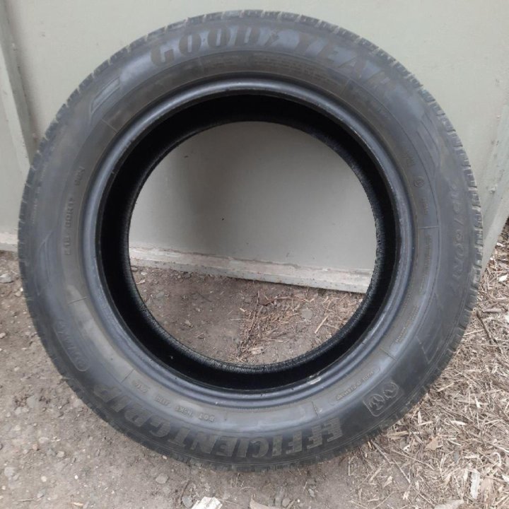 Goodyear EfficientGrip 215/60 R17 98