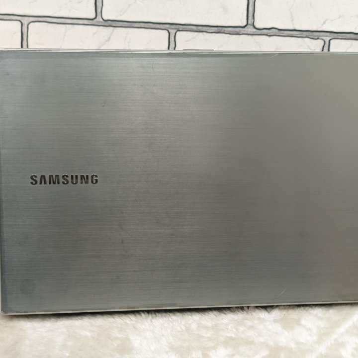 Samsung / i5-2410M / GT520MX /8GB /SSD+HDD