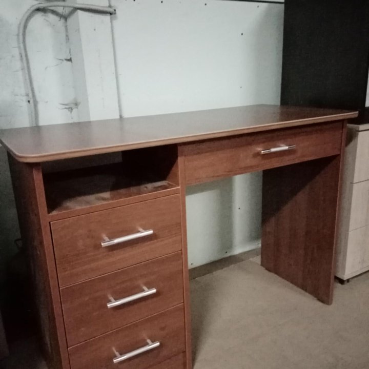 стол письменный.