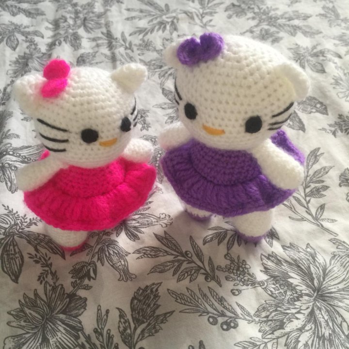 Вязаные котики Hello Kitty