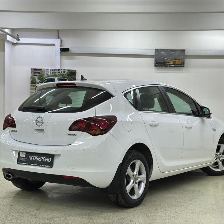 Opel Astra, 2011