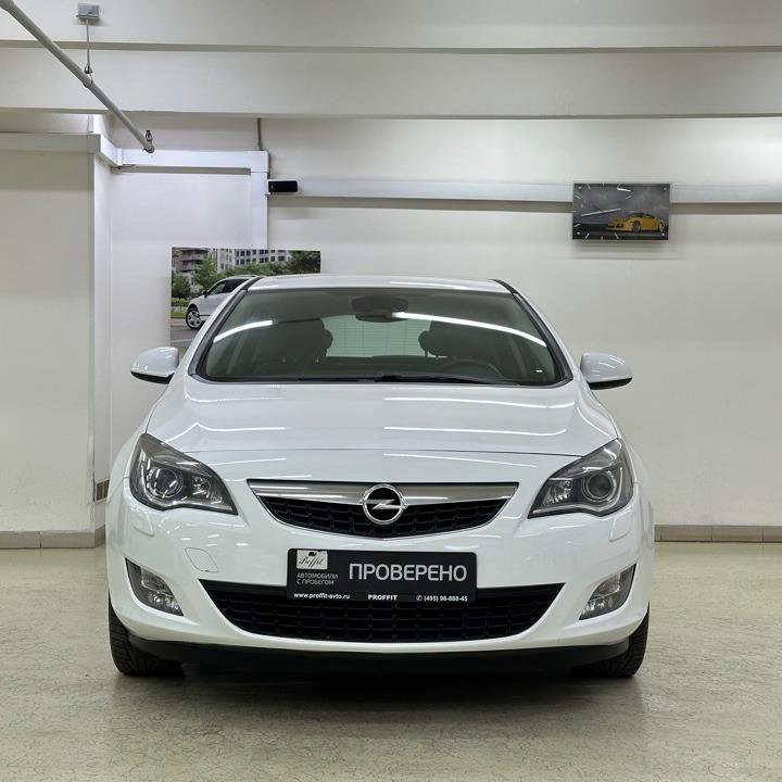 Opel Astra, 2011