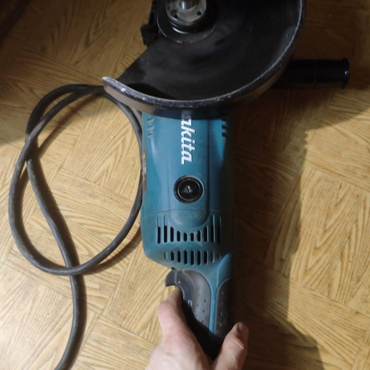 Болгарка Makita GA9020S