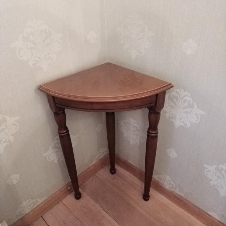 Угловой столик