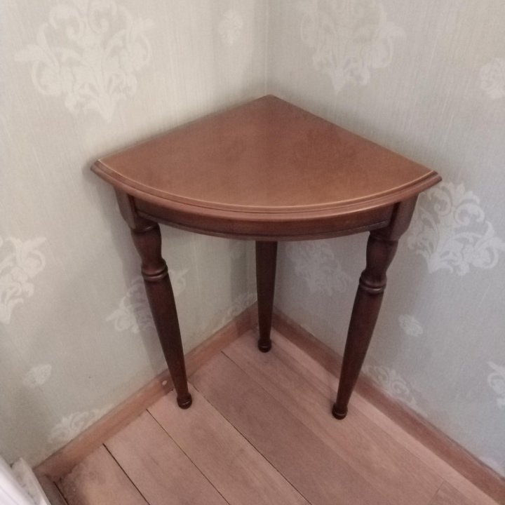 Угловой столик