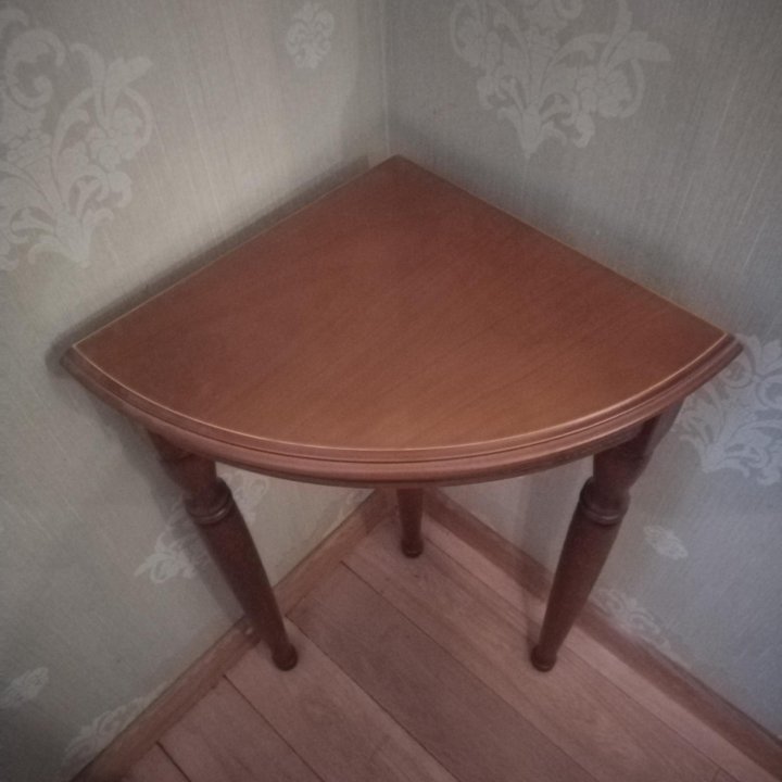 Угловой столик