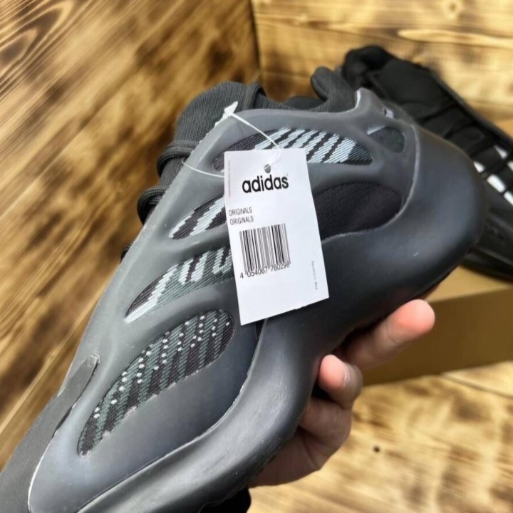 Кроссовки Adidas Yeezy Boost 700