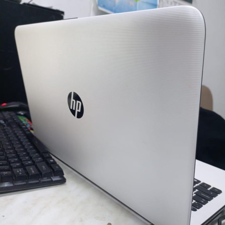 Ноутбук HP 15-ay505ur