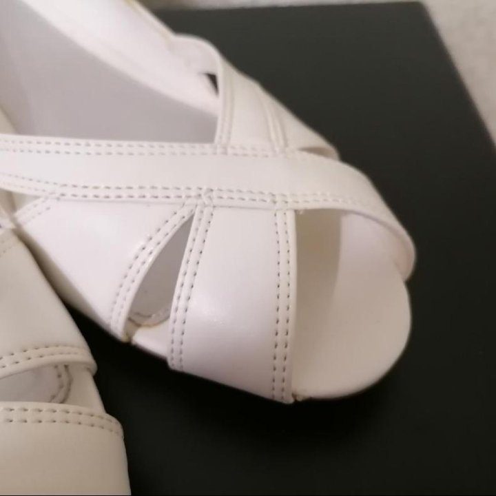 Туфли белые