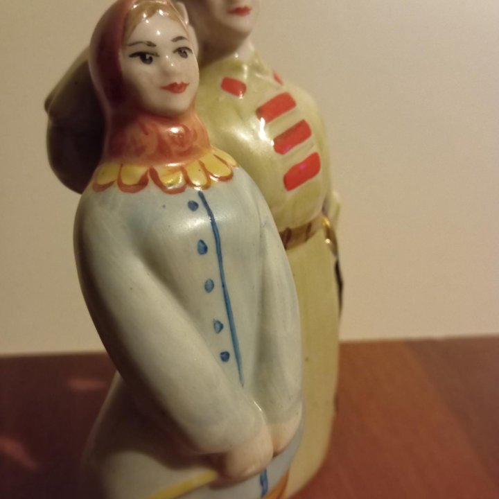 Фарфоровая статуэтка