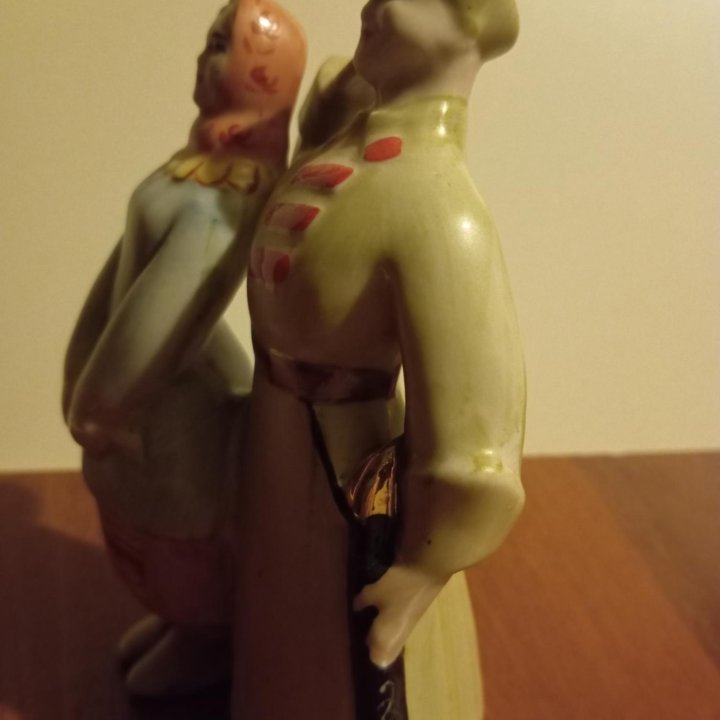 Фарфоровая статуэтка