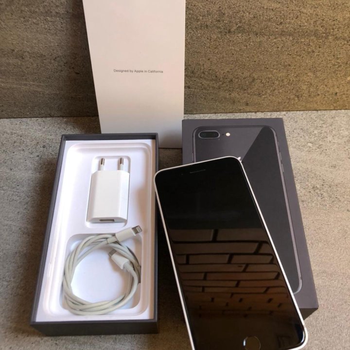 iPhone 8 Plus, 64 ГБ в квадратном корпусе.