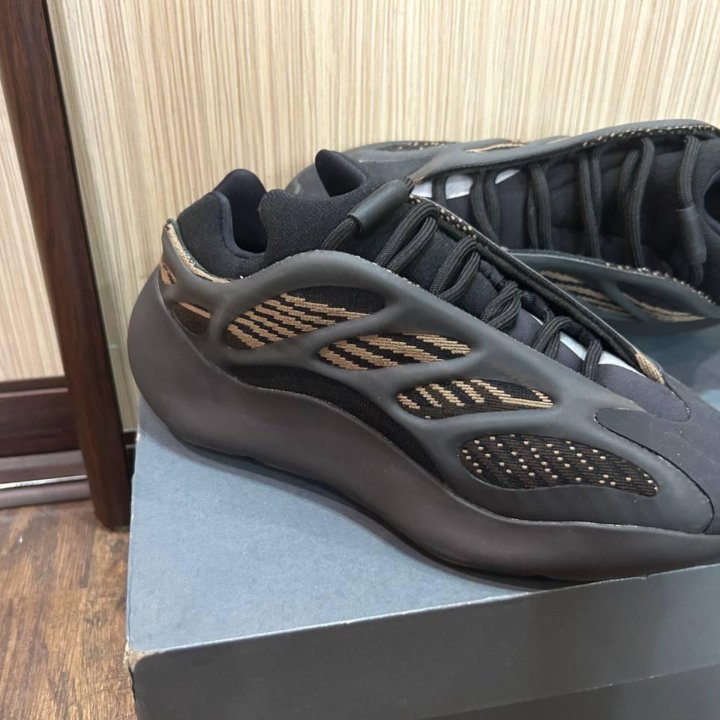 Adidas Yeezy 700