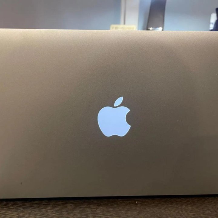 Apple MacBook Air 11 - inch (2015)