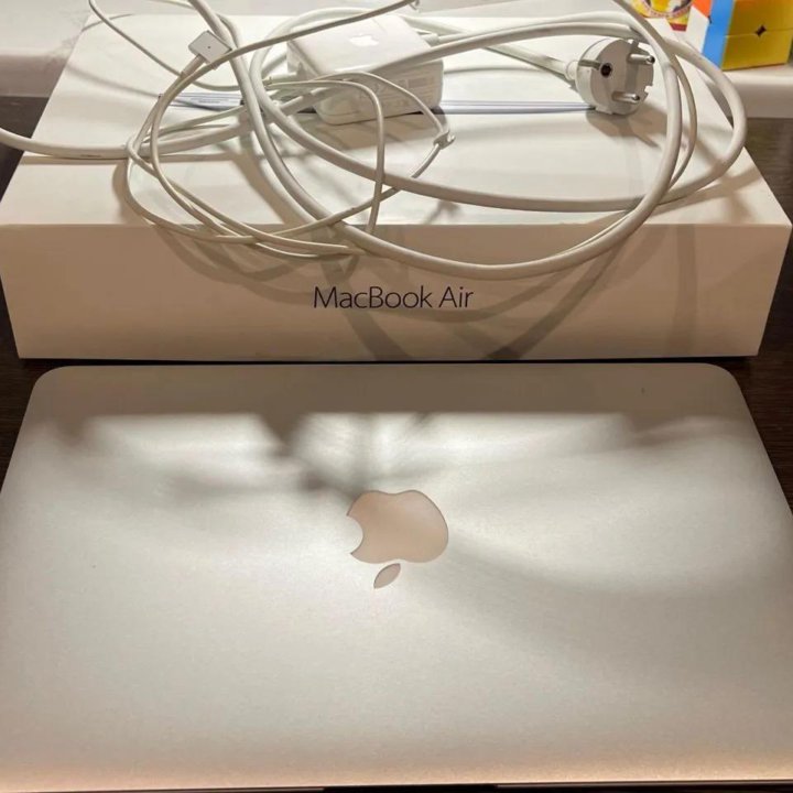 Apple MacBook Air 11 - inch (2015)