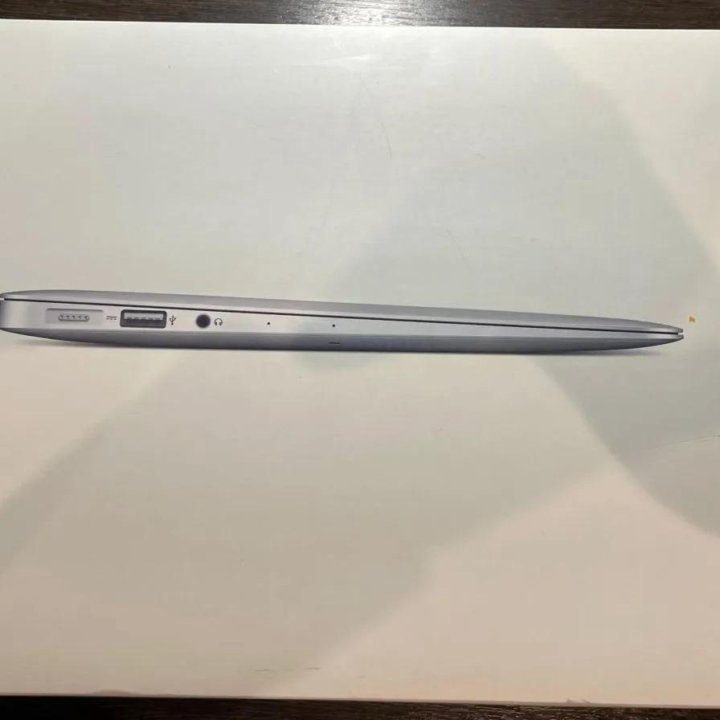 Apple MacBook Air 11 - inch (2015)