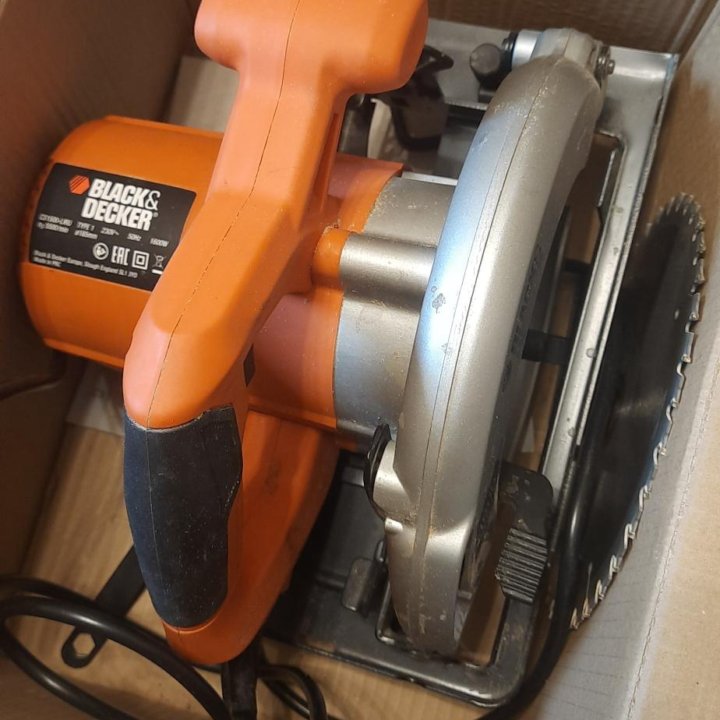 Пила дисковая Black&Decker CS1500