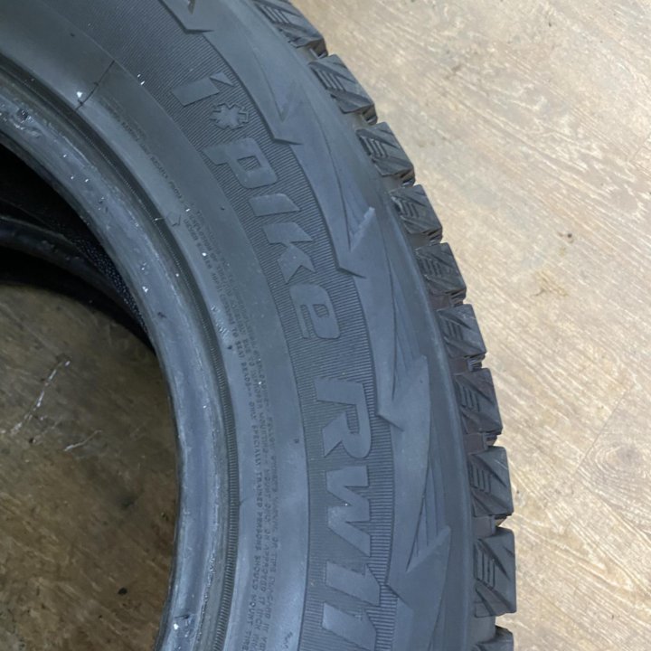 235/65/17 зима шипы Hankook