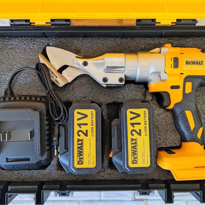 Аккумуляторные ножницы по металлу dewalt