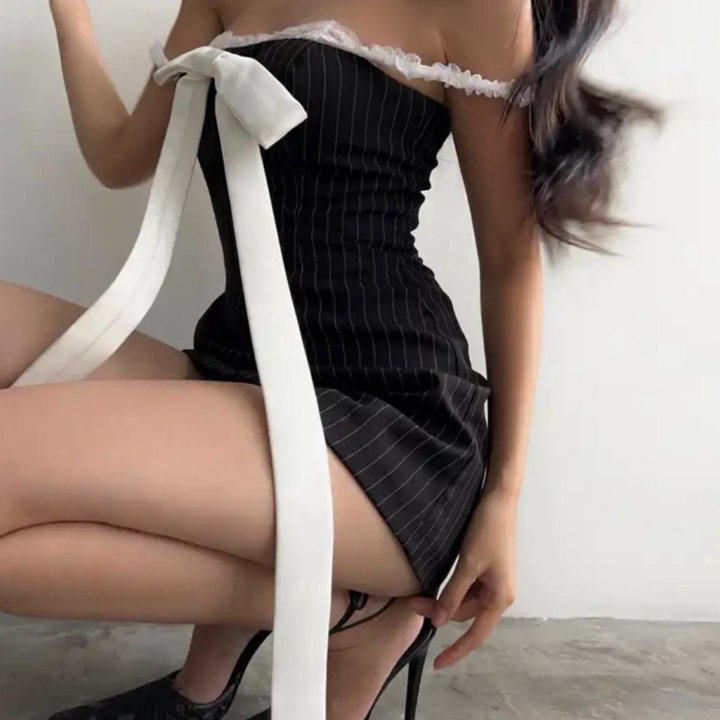 Черное мини-платье в полоску с кружевом и бантиком