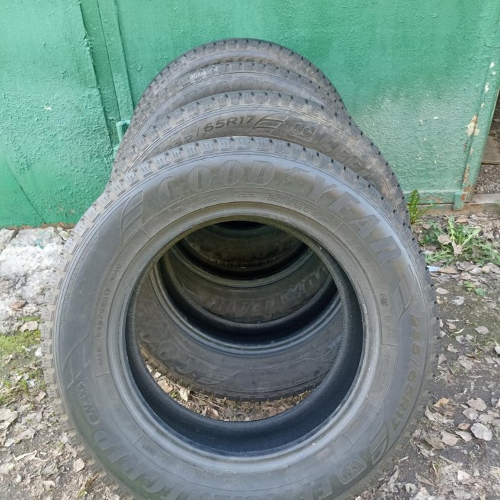 Goodyear EfficientGrip SUV 235/65 R17 105V