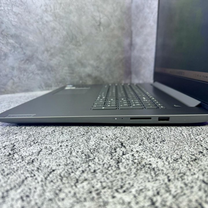 Ноутбук Lenovo на Core i7-1165G7/ 17 дюймов