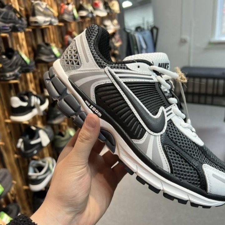 Кроссовки Nike Vomero 5