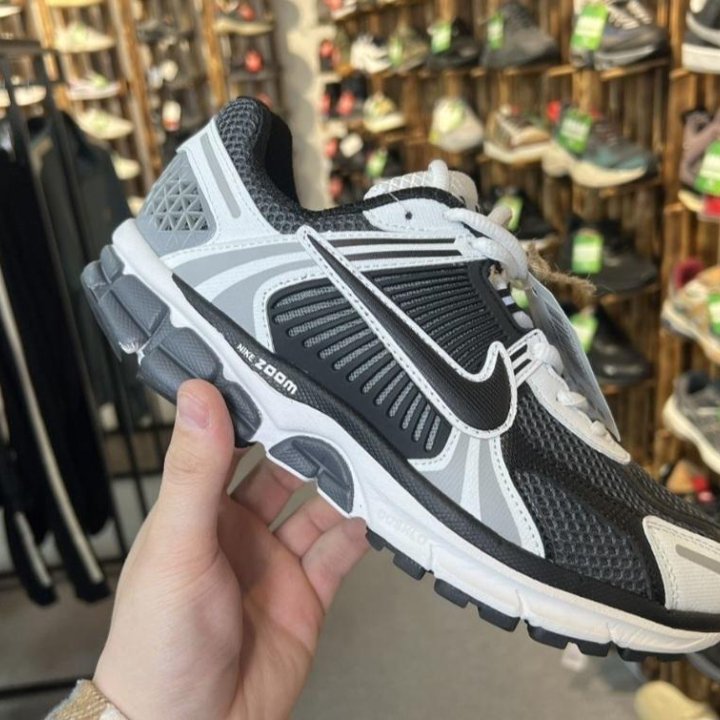 Кроссовки Nike Vomero 5