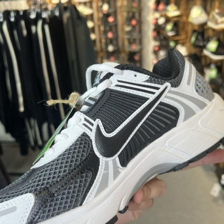 Кроссовки Nike Vomero 5