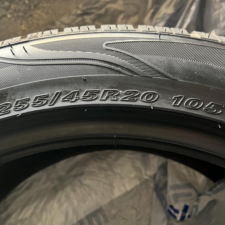 Roadstone N'Fera RU5 255/45 R20