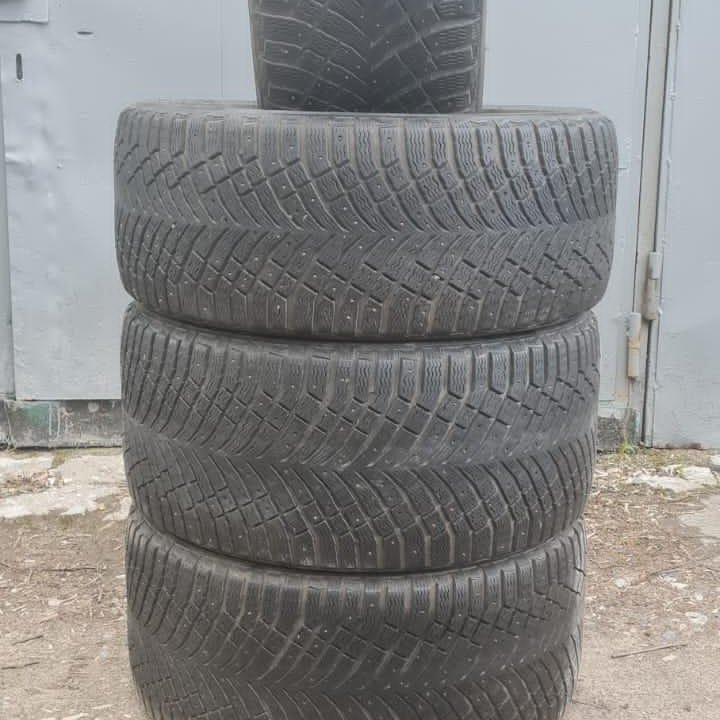 Michelin X-Ice North 4 275/40/21 и 305/35/21