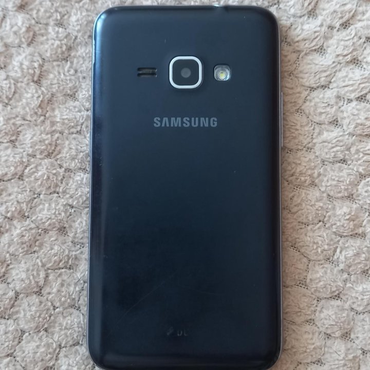 Смартфон Samsung Galaxy J1 (2016) SM-J120F