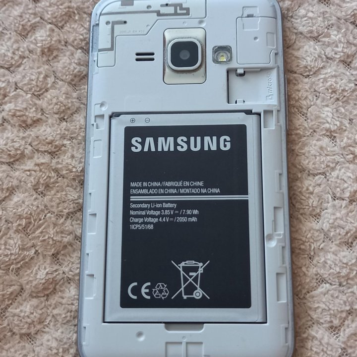 Смартфон Samsung Galaxy J1 (2016) SM-J120F