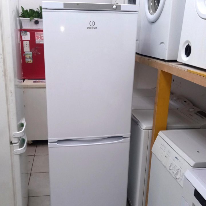 Холодильник Indesit 167см