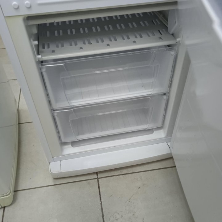 Холодильник Indesit 167см