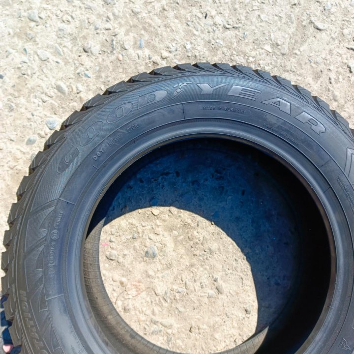 205/60 R16 Goodyear UltraGrip Extreme