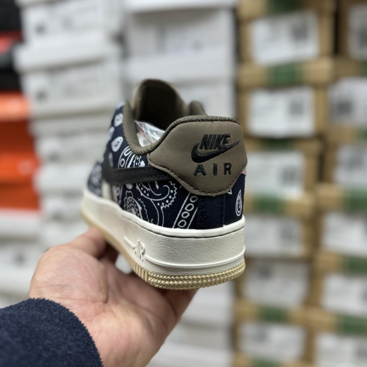 NIKE AIR FORCE 1 x Travis Skott