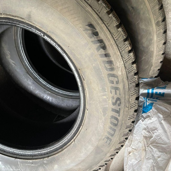 Резина зимняя Bridgestone 245/70 R16