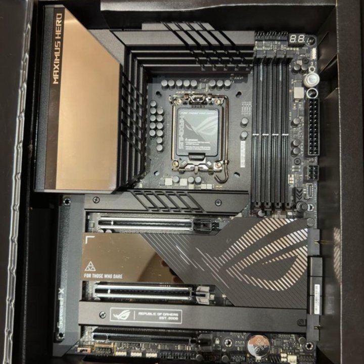 Материнка Asus z790 hero